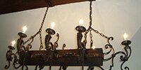Деревянная балка: как на ней смотрятся люстры